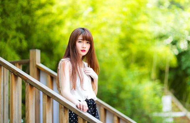 目を見ないで話しがちになる