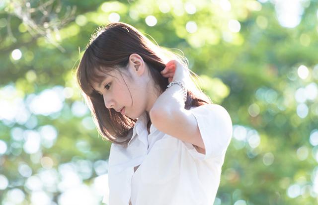 知的に見られようとしている女性
