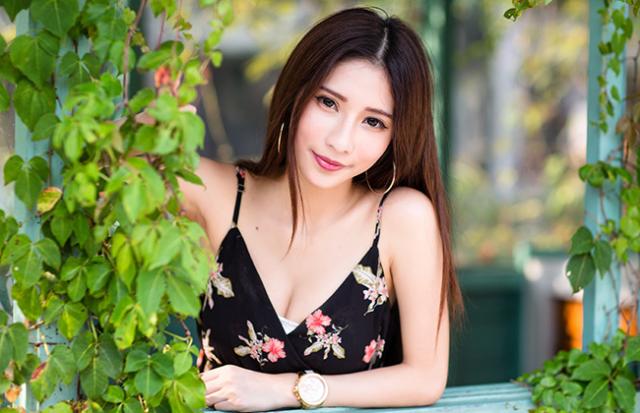 化粧をしている女性