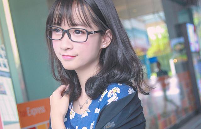 年上男性と交際している女性